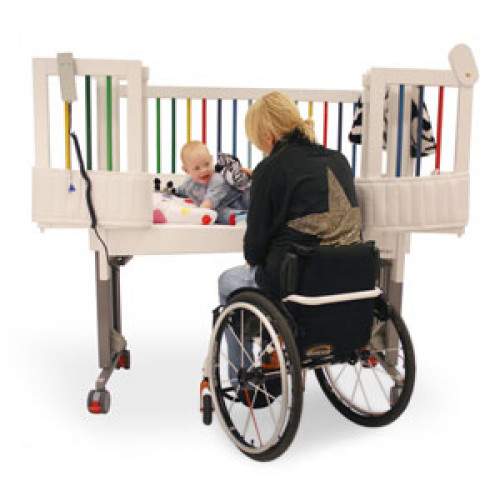 Elmanövrerad höj- och sänkbar spjälsäng för förälder i rullstol